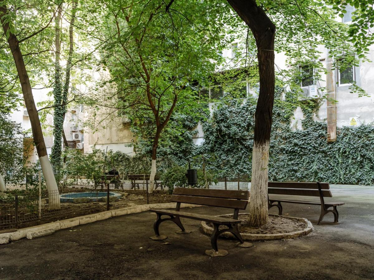 Old Town Historic Apartment With Backyard Mini Park Bucharest Exterior photo