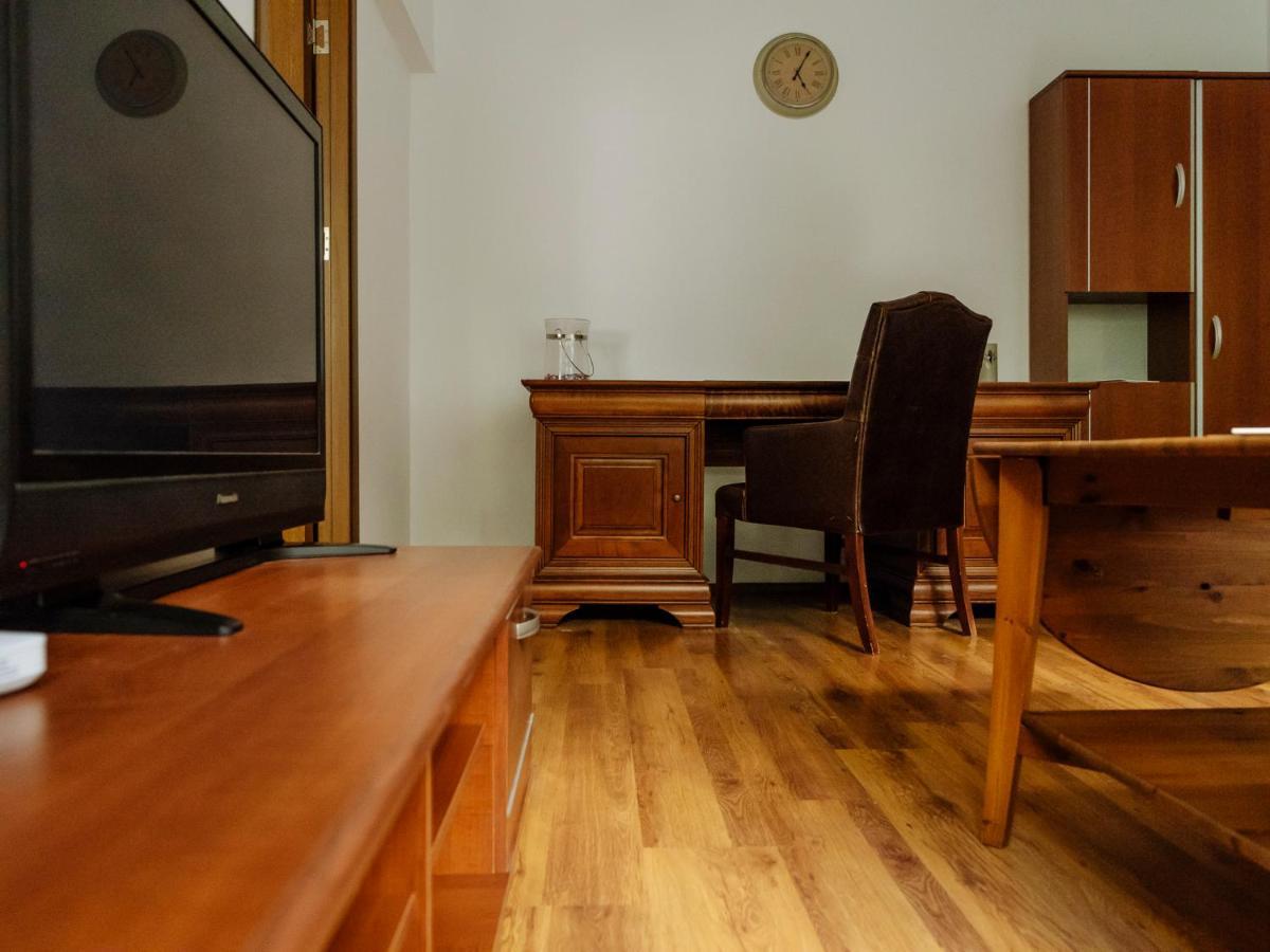 Old Town Historic Apartment With Backyard Mini Park Bucharest Exterior photo